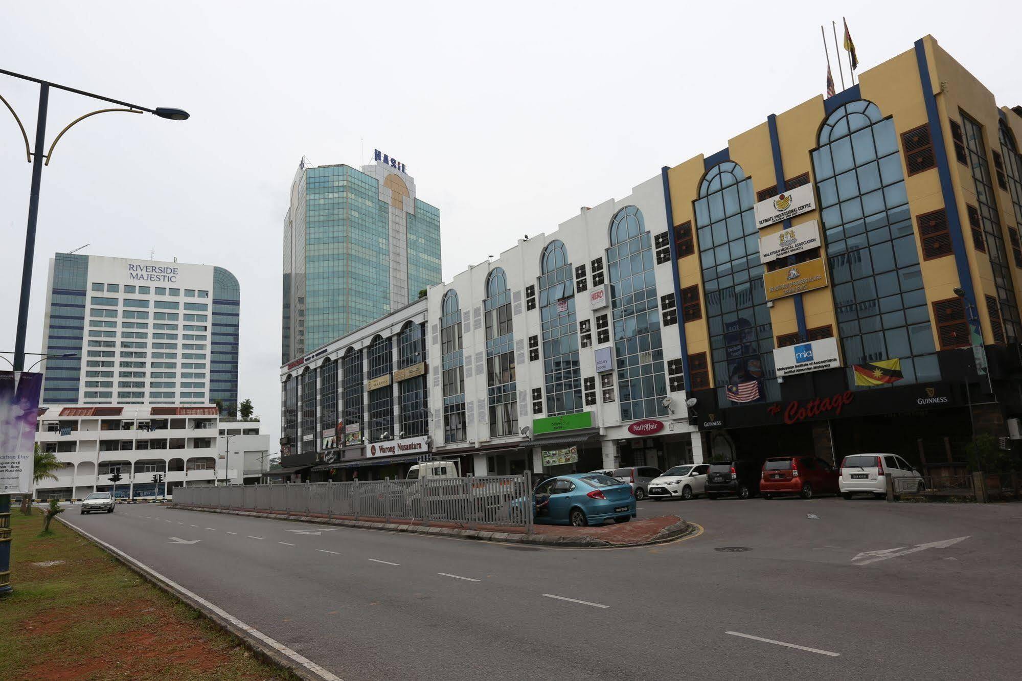 Hero Hostel Kuching Kültér fotó